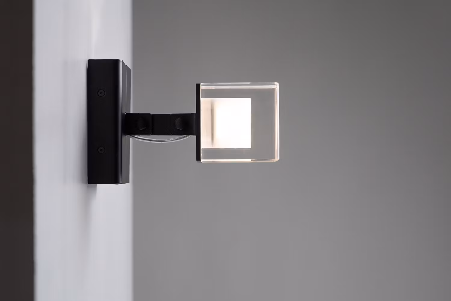 Cubo en vägglampett tillverkad i PMMA