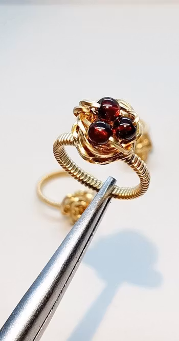 Ring Ros med granatpärlor