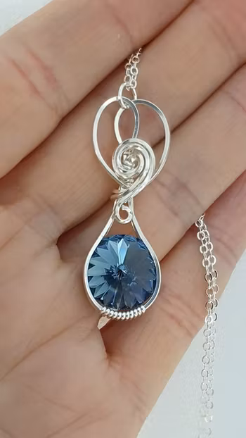 Halsband Sweet Swirls med Denim Blue Swarovski kristall