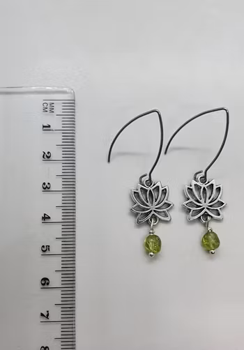 Örhängen Lotus med pärlor av peridot