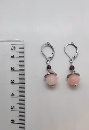 Örhängen med pärlor av rosenkvarts och facetterade granater