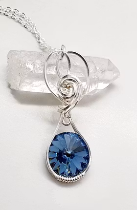 Halsband Sweet Swirls med Denim Blue Swarovski kristall