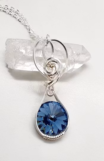 Halsband Sweet Swirls med Denim Blue Swarovski kristall