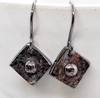 Örhängen Square i oxiderad 925 sterlingsilver med mönstad yta