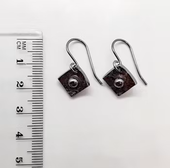 Örhängen Square i oxiderad 925 sterlingsilver med mönstad yta