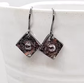 Örhängen Square i oxiderad 925 sterlingsilver med mönstad yta