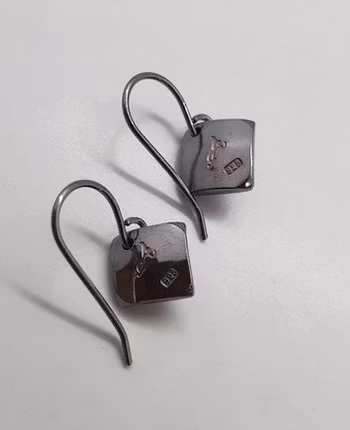 Örhängen Square i oxiderad 925 sterlingsilver med mönstad yta
