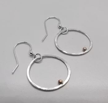 (Sålda) Örhängen Cirkel i 925 sterlingsilver med små mässingskulor