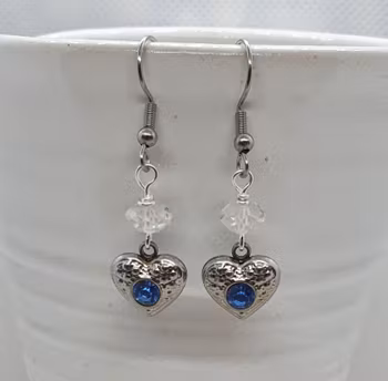 (Sålda) Örhängen Sparkling Heart Blue med facetterad bergkristall