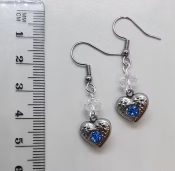 (Sålda) Örhängen Sparkling Heart Blue med facetterad bergkristall