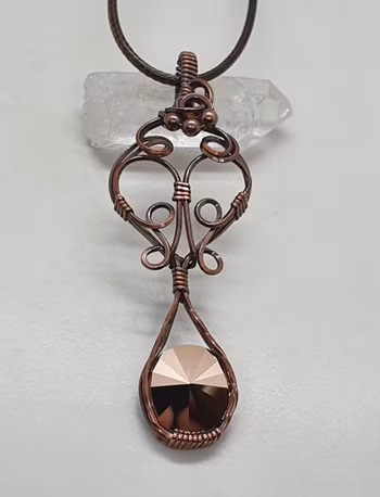 Halsband Luscious Loops Fantasy i koppar med Rose Gold Swarovski kristaller