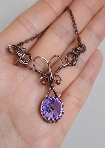 Halsband Luscious Loops Wings i koppar med Light Vitrail Swarovski kristall