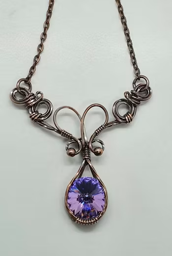 Halsband Luscious Loops Wings i koppar med Light Vitrail Swarovski kristall