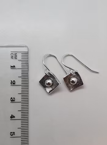 Örhängen Square i 925 sterlingsilver med sirlig yta