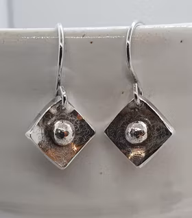 Örhängen Square i 925 sterlingsilver med sirlig yta