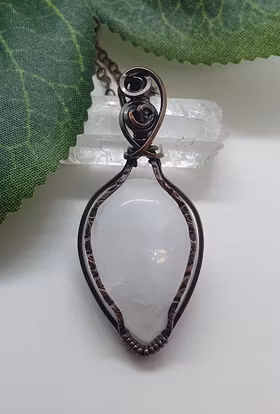 Halsband Luscious Loops i koppar med vit kvarts