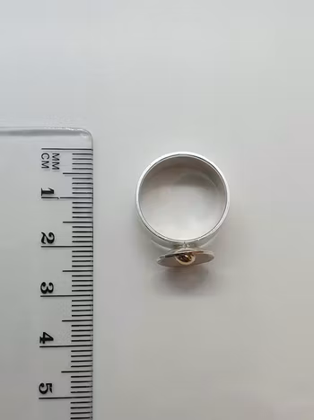 Ring i 925 sterlingsilver med guldkula