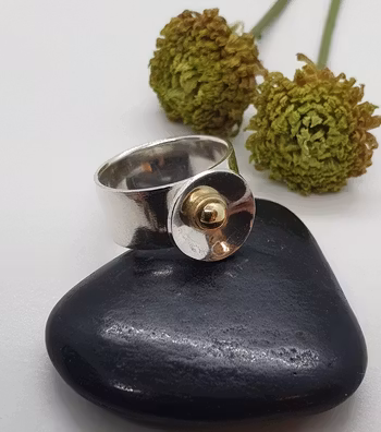 Ring i 925 sterlingsilver med guldkula