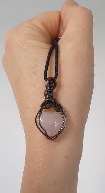 Halsband Luscious Loops Heart i koppar med rosenkvarts