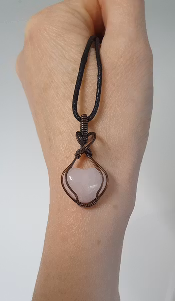 Halsband Classic Curves Heart i koppar med rosenkvarts