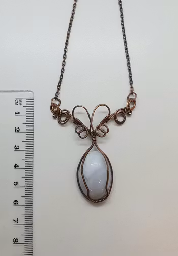 Halsband Luscious Loops Wings i koppar med agat