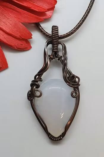 Halsband Luscious Loops i koppar med ljus agat