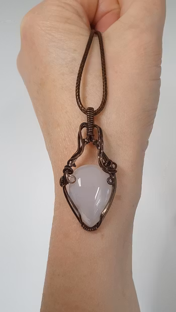 Halsband Luscious Loops i koppar med ljus agat