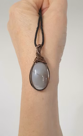 Halsband Swirly i koppar med grå agat
