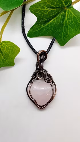 Halsband Luscious Loops Heart i koppar med rosenkvarts