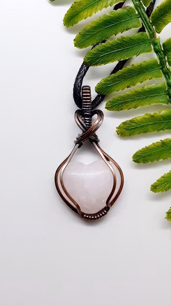 Halsband Classic Curves Heart i koppar med rosenkvarts