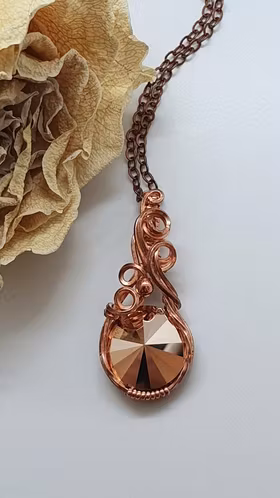 Halsband Luscious Loops i koppar med Rose Gold Swarovski kristall
