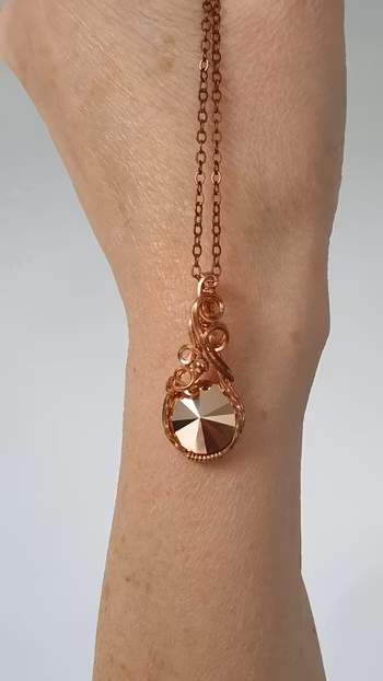 Halsband Luscious Loops i koppar med Rose Gold Swarovski kristall
