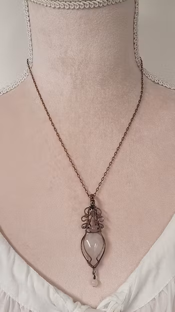 Halsband Delicate Design i koppar med rosenkvarts och månsten