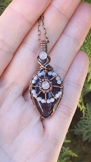 Halsband Magical Mandala i koppar med ametist och pärlor av rosenkvarts och facetterade regnbågsmånstenar