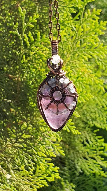 Halsband Magical Mandala i koppar med ametist och pärlor av rosenkvarts och facetterade regnbågsmånstenar