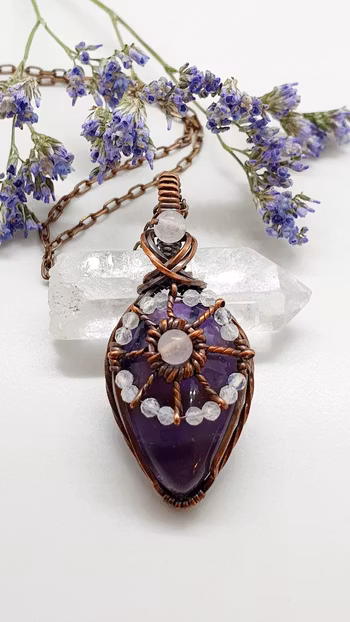 Halsband Magical Mandala i koppar med ametist och pärlor av rosenkvarts och facetterade regnbågsmånstenar