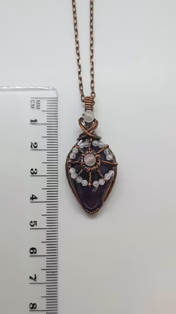 Halsband Magical Mandala i koppar med ametist och pärlor av rosenkvarts och facetterade regnbågsmånstenar