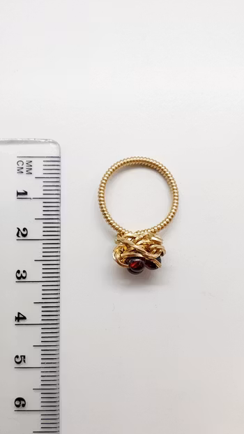 Ring Ros med granatpärlor