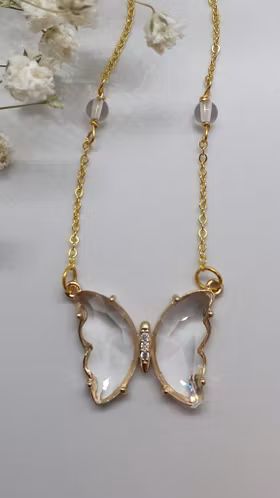 Halsband Butterfly med en glasberlock och pärlor av bergkristall