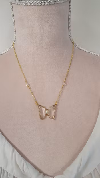 Halsband Butterfly med en glasberlock och pärlor av bergkristall
