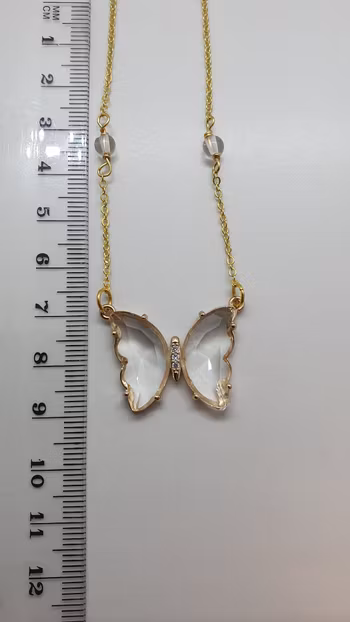 Halsband Butterfly med en glasberlock och pärlor av bergkristall