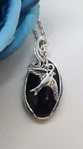 Halsband Swirly Swallow i 925 sterlingsilver med blå guldsten