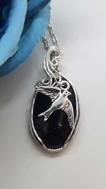 Halsband Swirly Swallow i 925 sterlingsilver med blå guldsten
