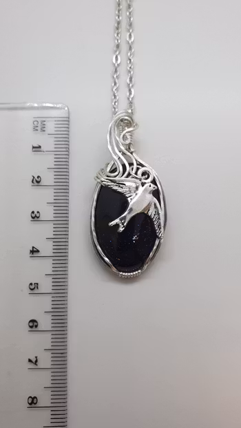 Halsband Swirly Swallow i 925 sterlingsilver med blå guldsten