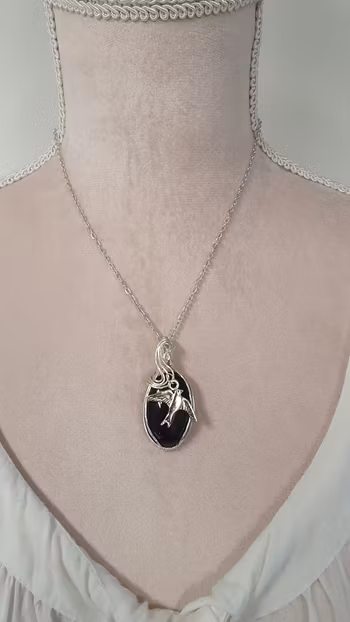 Halsband Swirly Swallow i 925 sterlingsilver med blå guldsten