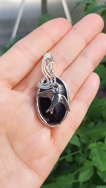 Halsband Swirly Swallow i 925 sterlingsilver med blå guldsten