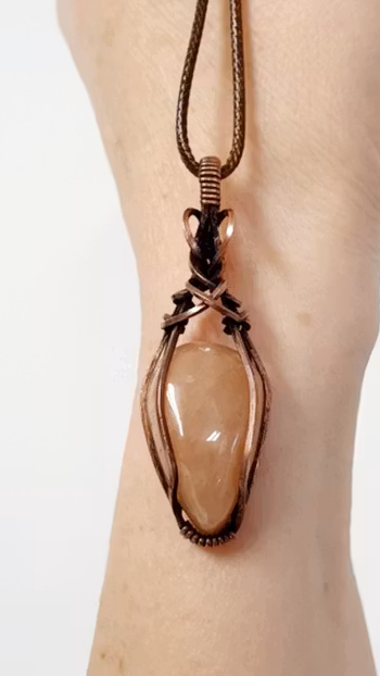 Halsband Criss Cross i koppar med aprikos agat