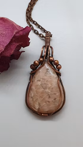 Halsband Swirly Pearls i koppar med rosa granit