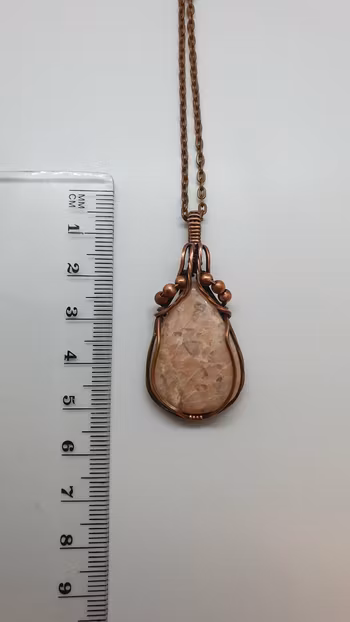 Halsband Swirly Pearls i koppar med rosa granit