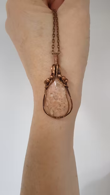 Halsband Swirly Pearls i koppar med rosa granit